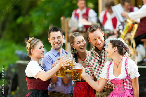 Foto: Im Biergarten - Freunde vor Blaskapelle Im Biergarten - Freunde vor Blaskapelle