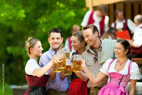 Foto: Im Biergarten - Freunde vor Blaskapelle Im Biergarten - Freunde vor Blaskapelle
