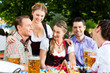 Im Biergarten - Freunde am Biertisch