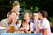 Im Biergarten - Freunde am Biertisch