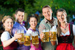 Im Biergarten - Freunde trinken Bier