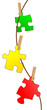 Puzzleteile auf Wäscheleine
