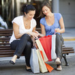 Frauen schauen sich Einkäufe an