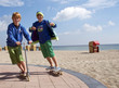Junge Skater und Rollerfahrer