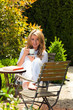 Frau trinkt Kaffee