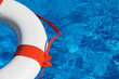 Rettungs Reifen im Pool