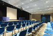 Foto: auditorio con sedie blu auditorio con sedie blu