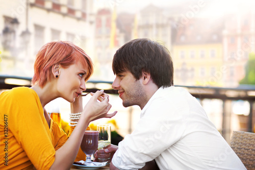 Foto: Cute young couple eating lunch Cute young couple eating lunch