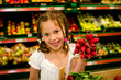 kleines mädchen im Supermarkt