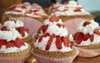 Pasticcini con fragole e panna