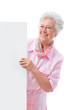 Seniorin hält Plakat