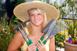 Photo: Junge Frau mit Gartenwerkzeugen Junge Frau mit Gartenwerkzeugen