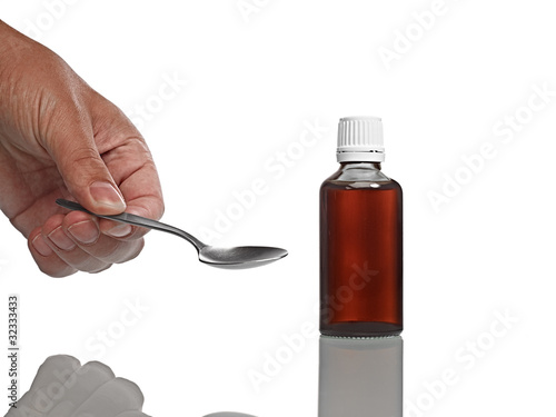 Foto: Arzneimittel mit Löffel und Hand Arzneimittel mit Löffel und Hand