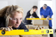 Foto: Student using level in bricklaying vocational school Student using level in bricklaying vocational school