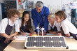 Foto: Teacher talking to students about wind power and solar panels in vocational school Teacher talking to students about wind power and solar panels in vocational school