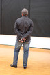 Homme devant un tableau