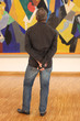 Homme de dos au musée