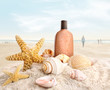 Foto: Suntan lotion and seashells on the beach Suntan lotion and seashells on the beach