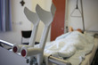 krankenbett,krücken,frau