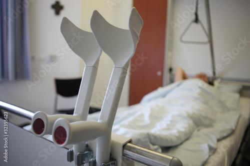Photo: krankenbett,krücken,frau krankenbett,krücken,frau
