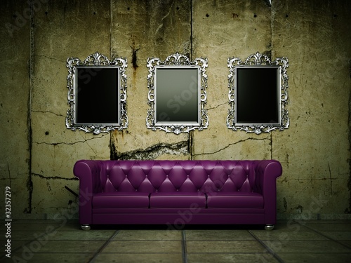 Illustration: Lila Ledersofa vor Betonwand mit Bilderrahmen Lila Ledersofa vor Betonwand mit Bilderrahmen