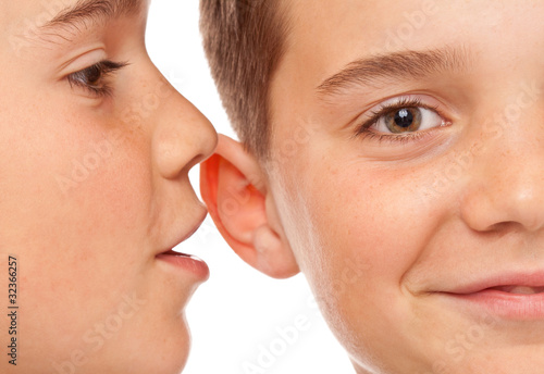 Photo: Zwei Jungen flüstern sich Neuigkeiten ins Ohr Zwei Jungen flüstern sich Neuigkeiten ins Ohr