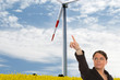 Business Frau zeigt etwas