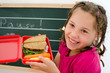Foto: Mädchen mit Brotbüchse Mädchen mit Brotbüchse