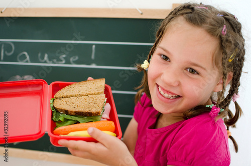 Photo: Mädchen mit Brotbüchse Mädchen mit Brotbüchse