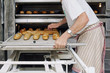 boulanger surveillant la cuisson du pain # 26 boulanger surveillant la cuisson du pain # 26