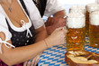 Foto: Detail einer bayrischen Frau im Dirndl mit Oktoberfest Mass Bier Detail einer bayrischen Frau im Dirndl mit Oktoberfest Mass Bier