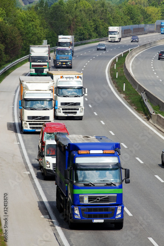 Photo: Autobahn mit Autos und LKW Autobahn mit Autos und LKW