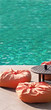 Salon lounge au bord d'une piscine