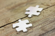 Puzzleteile auf Holz