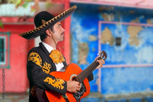 Foto: Charro Mariachi playing guitar Mexico houses Charro Mariachi playing guitar Mexico houses