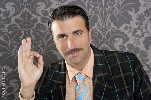 Foto: nerd retro man businessman ok positive hand gesture nerd retro man businessman ok positive hand gesture