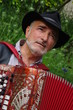 homme jouant de l'accordéon chromatique