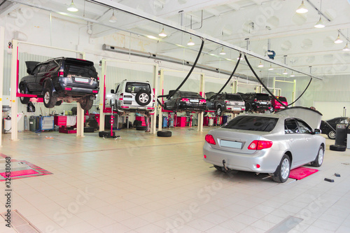 Foto: The car on the lift in a repair garage The car on the lift in a repair garage