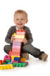 enfant jouant avec blocs plastiques