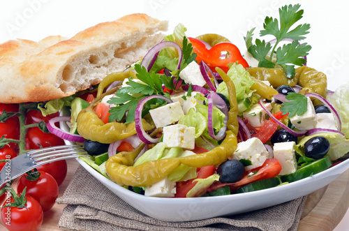 Foto: Köstlicher Bauernsalat mit Feta und Fladenbrot Köstlicher Bauernsalat mit Feta und Fladenbrot