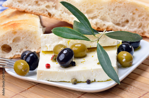 Foto: Deliktater mediterraner Käsesnack mit Oliven Deliktater mediterraner Käsesnack mit Oliven