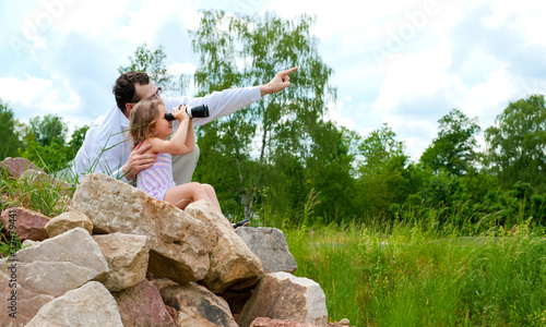 Photo: Kind mit dem Vater halten Umschau Kind mit dem Vater halten Umschau