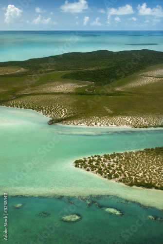 Foto: Tropical ocean and Forest Island. The Beautiful Bahamas Tropical ocean and Forest Island. The Beautiful Bahamas