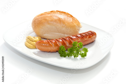 Photo: Gegrillte Bockwurst - Bratwurst mit Senf, Brötchen und Petersil Gegrillte Bockwurst - Bratwurst mit Senf, Brötchen und Petersil