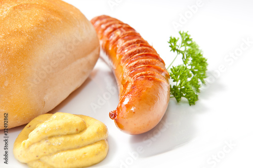 Photo: Gegrillte Bockwurst - Bratwurst mit Senf, Brötchen und Petersil Gegrillte Bockwurst - Bratwurst mit Senf, Brötchen und Petersil