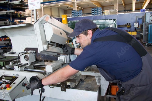 Photo: Fachkraft im metallverarbeitenden Gewerbe Fachkraft im metallverarbeitenden Gewerbe
