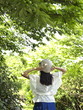 夏の木陰と女性