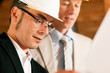 Architekt und Bauingenieur besprechen Bauplan