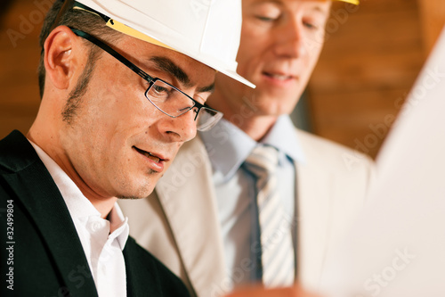 Photo: Architekt und Bauingenieur besprechen Bauplan Architekt und Bauingenieur besprechen Bauplan