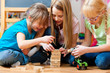 Foto: Kinder spielen daheim Kinder spielen daheim